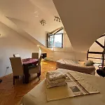 The Royal Pg Апартаменти *